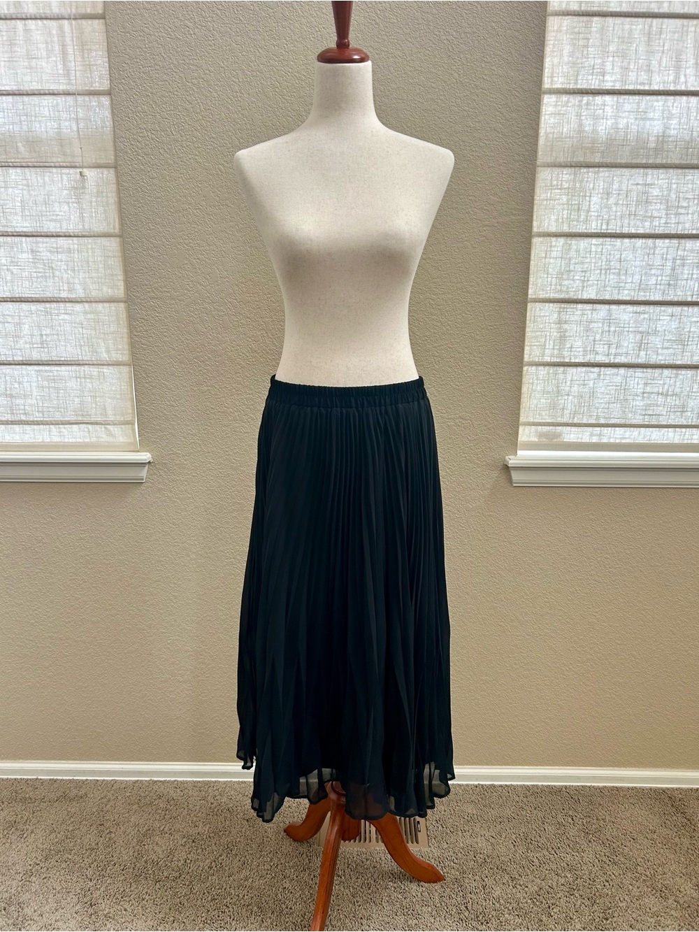Black Pleated Midi Skirt L